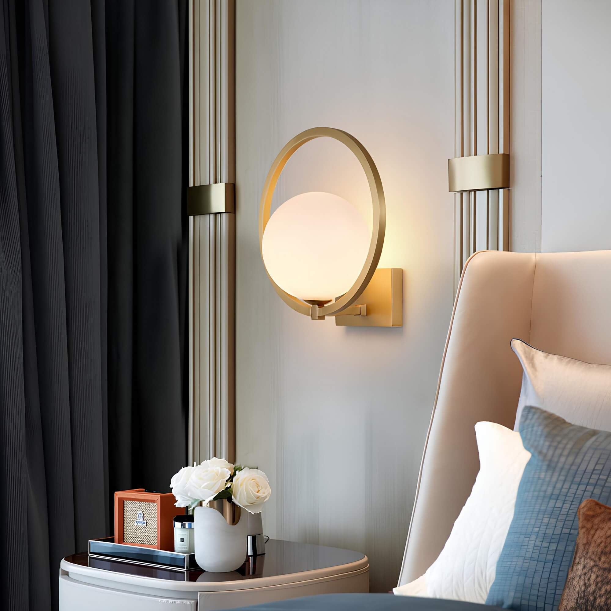 gloedsphere-moderne-wandlampe-runde-glaskugel-1-lichtquelle-gold-schwarz-elegant-wandbeleuchtung-xlumina2