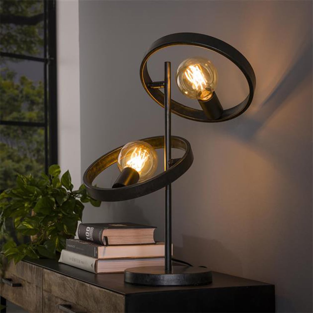 IndustrielleEleganz | Tischlampe mit verstellbarem Lichtdesign