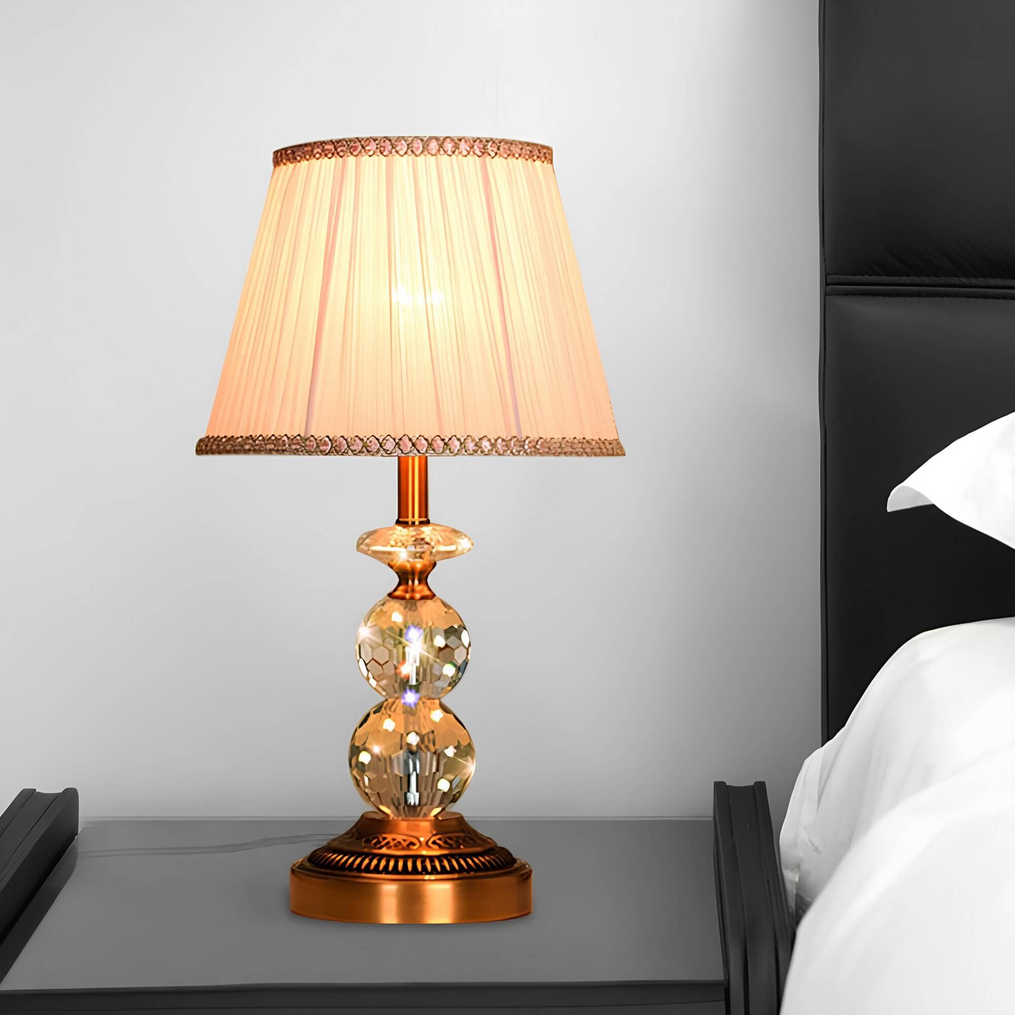 kristallglow-tischlampe-facettengeschliffene-kristallkugeln-modern-luxurios-design-xlumina10