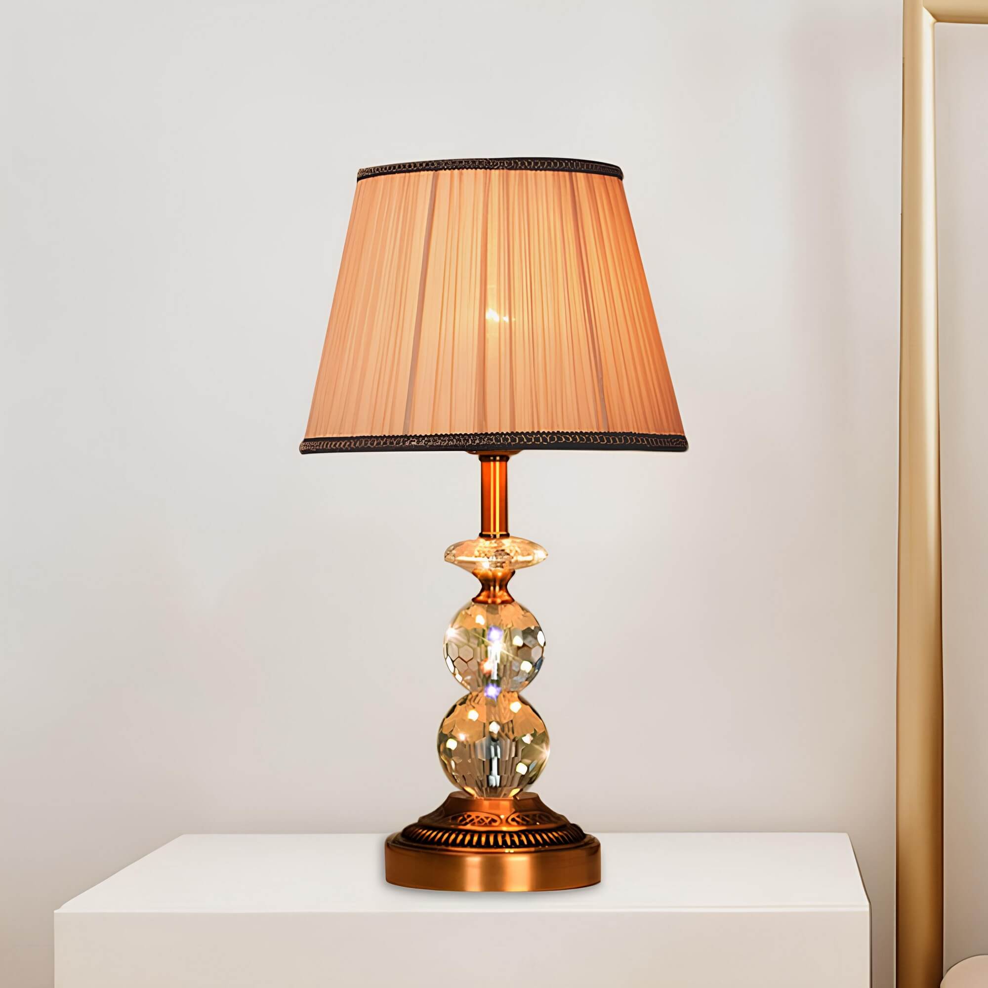 kristallglow-tischlampe-facettengeschliffene-kristallkugeln-modern-luxurios-design-xlumina7