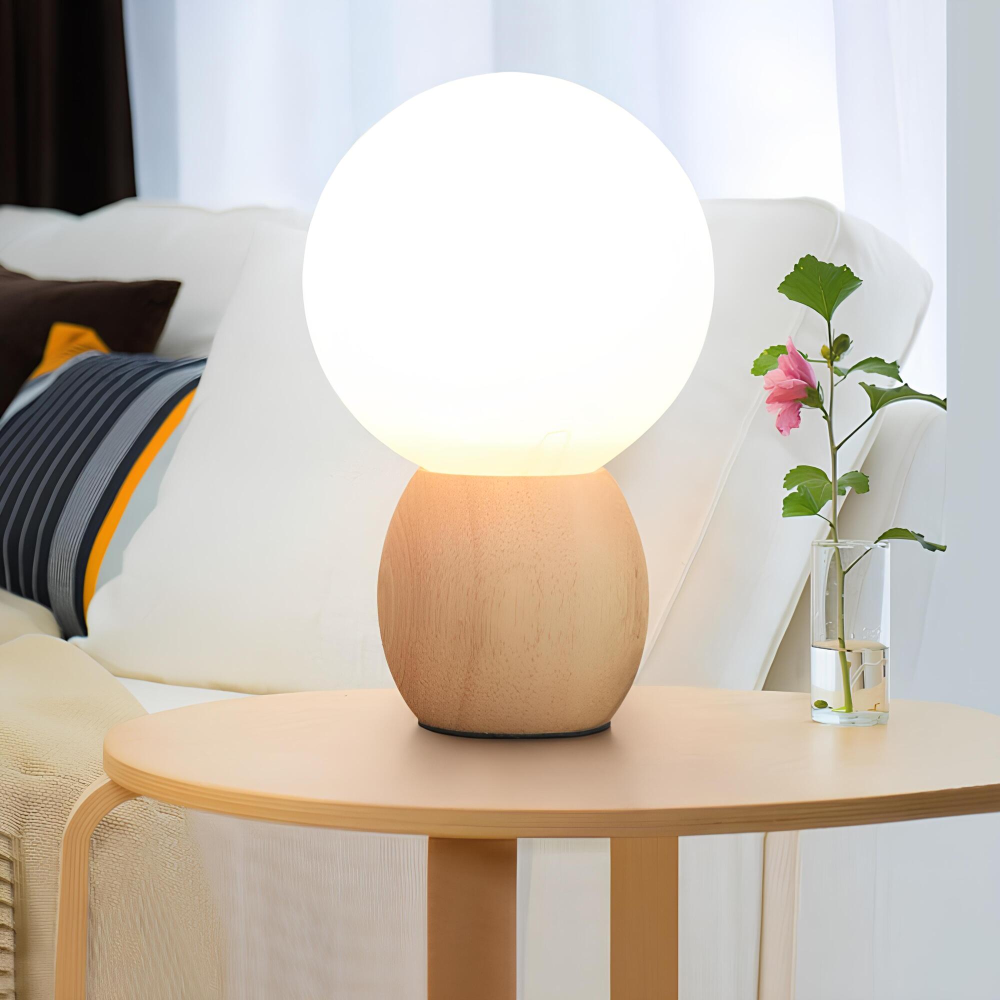 lumiorb-nachttischlampe-holzfuß-rund-design-led-beleuchtung-warmes-licht-xlumina