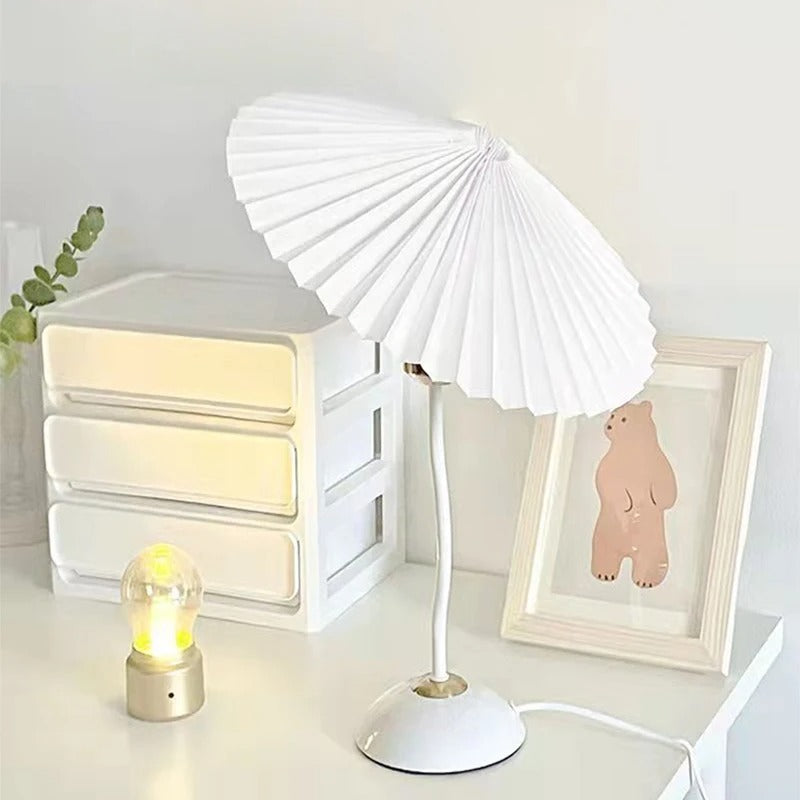 RetroLight |  Minimalistische skandinavische LED-Tischleuchte mit Schirm