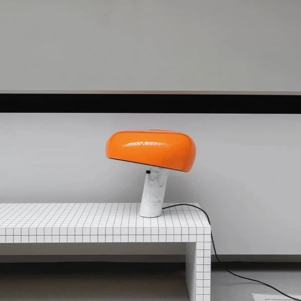 SnoopyLamp | Moderne Tischlampe aus Metall, Glas und Marmor