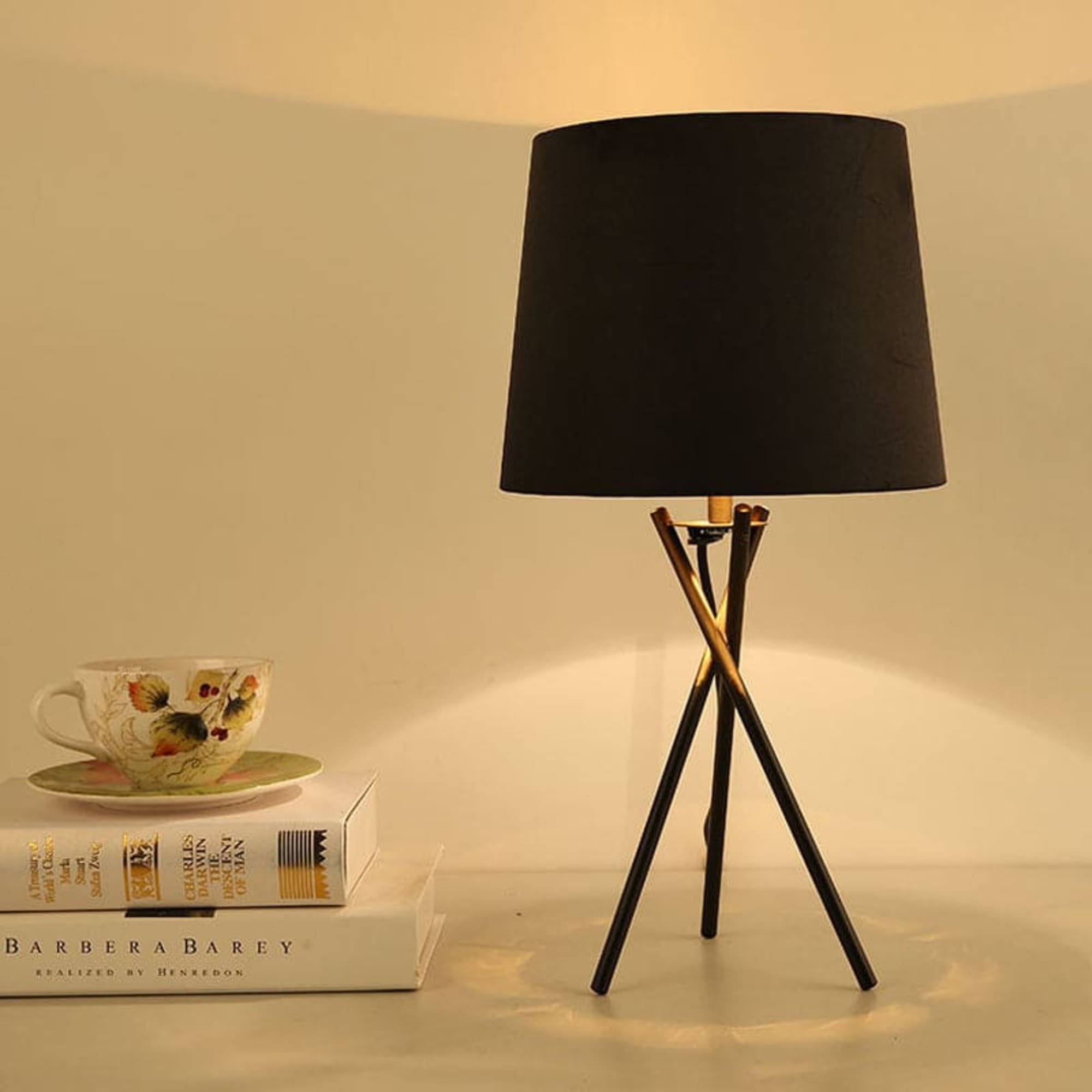 minimalistische-tischlampe-mit-stoffschirm-modern-elegant-nachtlicht-xlumina