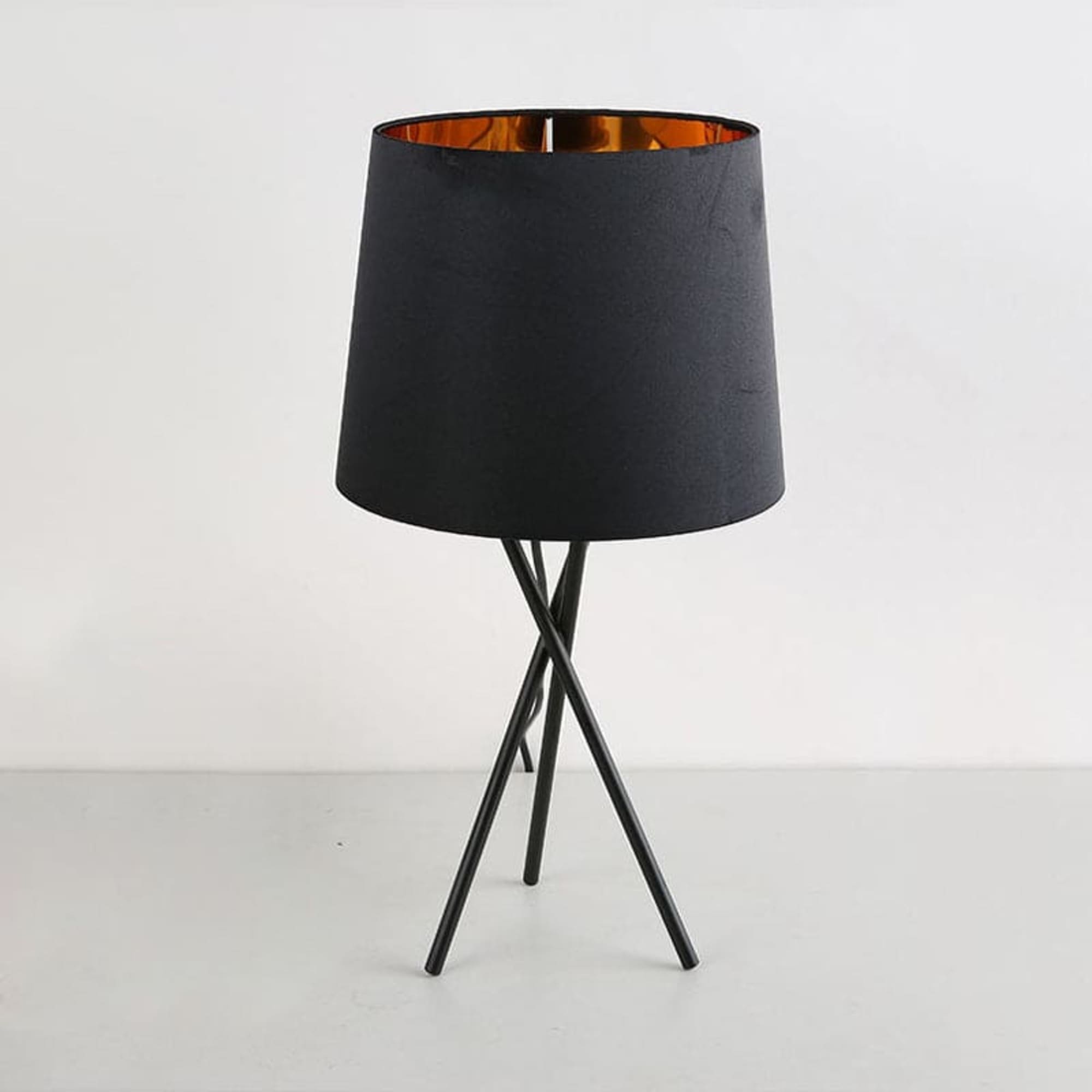 minimalistische-tischlampe-mit-stoffschirm-modern-elegant-nachtlicht-xlumina