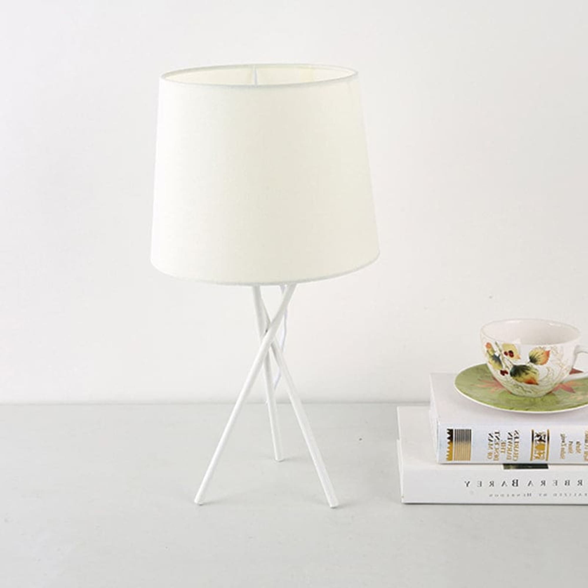 minimalistische-tischlampe-mit-stoffschirm-modern-elegant-nachtlicht-xlumina