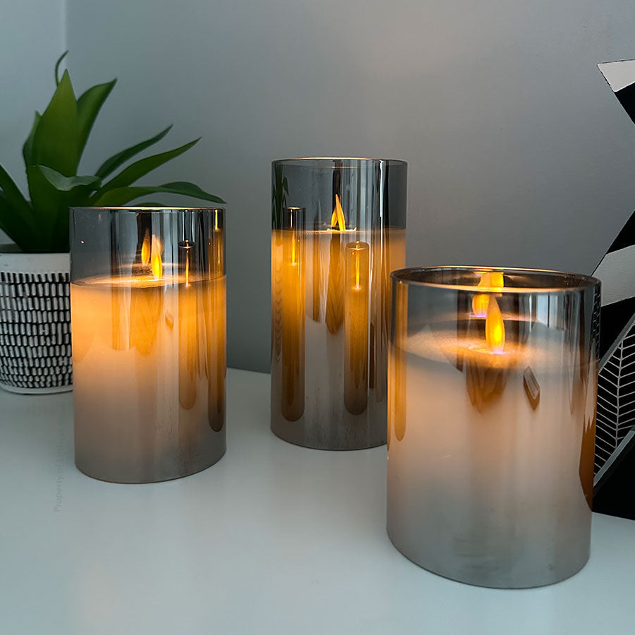 LumiFlame | Set aus 3 flammenlosen Säulenkerzen mit rauchgrauem Gehäuse