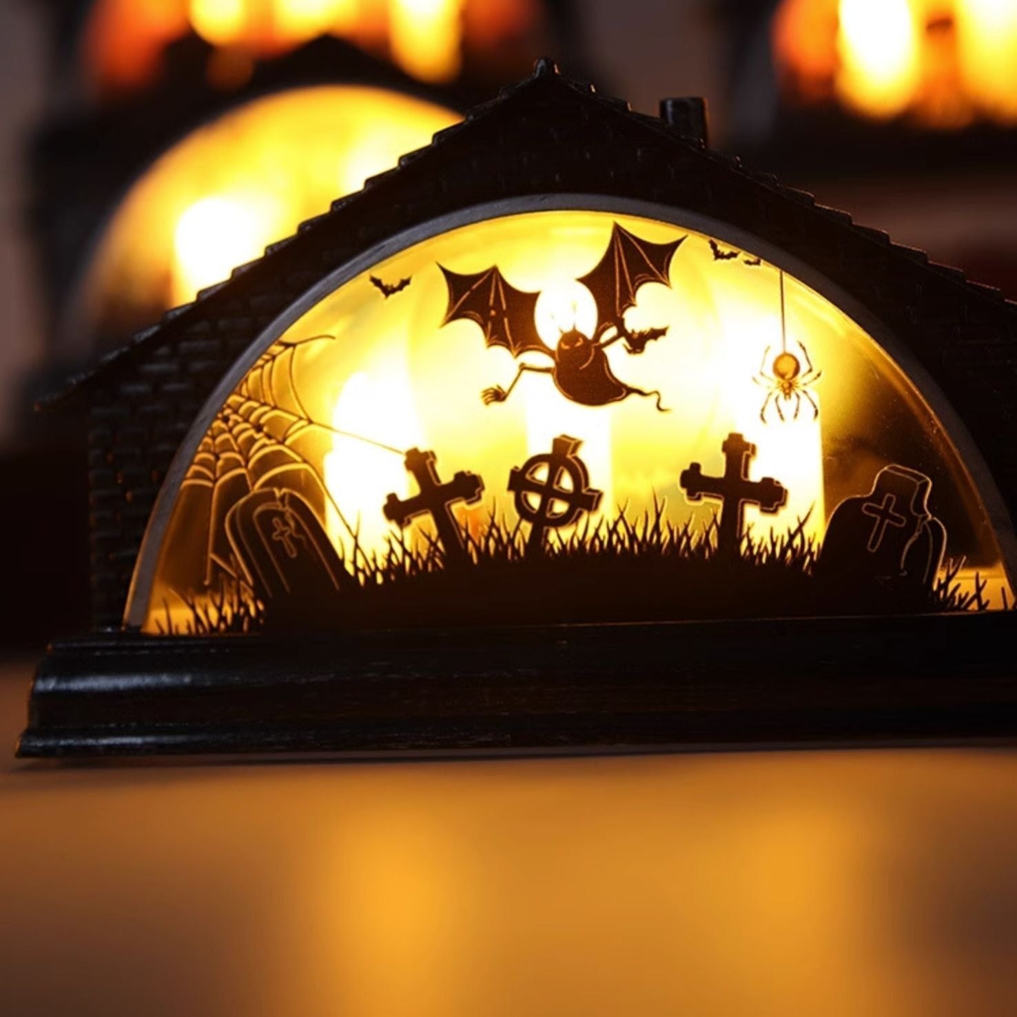 SpookGlow | Halloween-LED-Lichthaus mit drei Kerzenlichtern